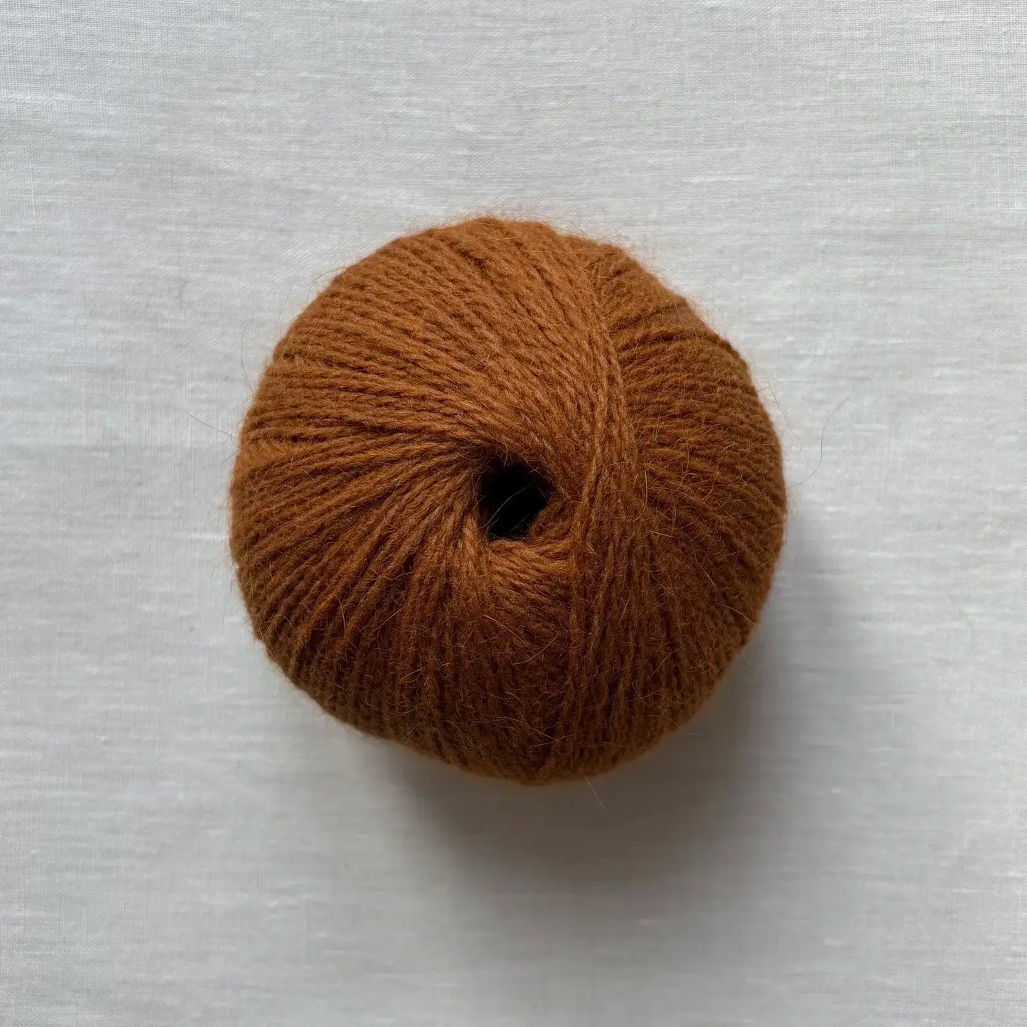 pelote de laine et angora à tricoter de la marque laines du valgaudemar, de couleur écureuil par tricotant