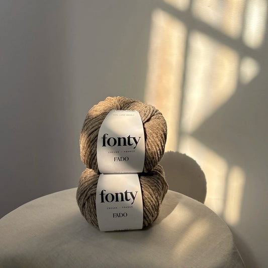 pelotes de laine mérinos fado posées l'une sur l'autre