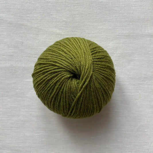 pelote de laine et mohair à tricoter de la marque laines du valgaudemar, de couleur vert par tricotant