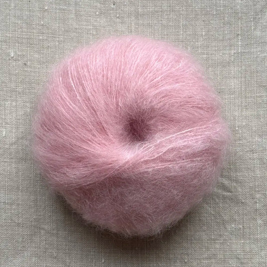 pelote de laine mohair à tricoter de la marque fonty, de couleur rose pâle sur fond de lin beige