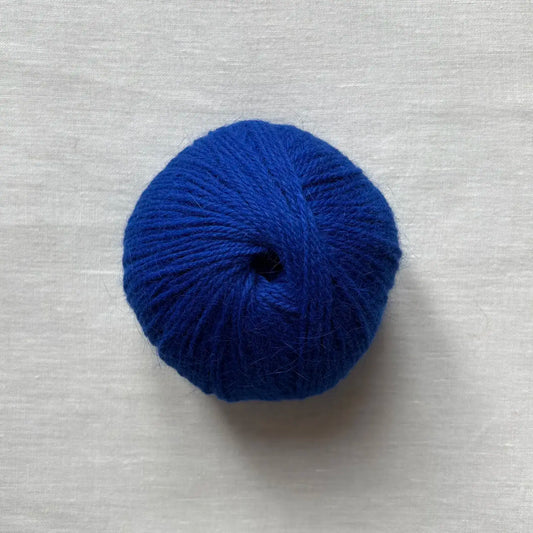 pelote de laine et angora à tricoter de la marque laines du valgaudemar, de couleur bleu klein par tricotant