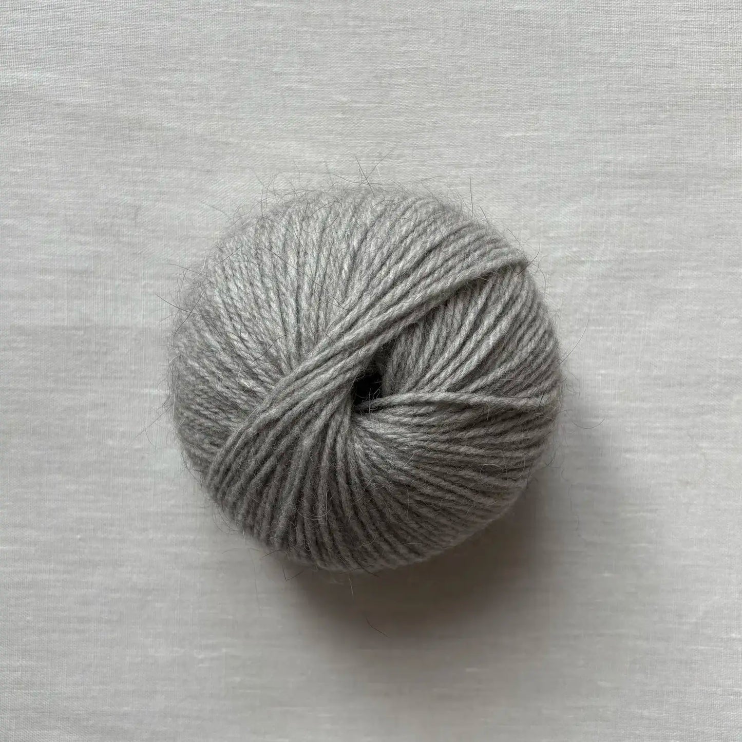 pelote de laine et angora à tricoter de la marque laines du valgaudemar, de couleur grise par tricotant