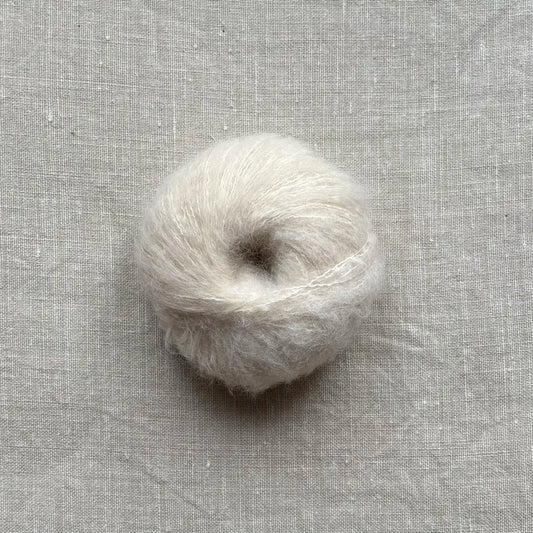 pelote de laine baby suri mérinos et soie à tricoter de la marque fonty, de couleur écrue