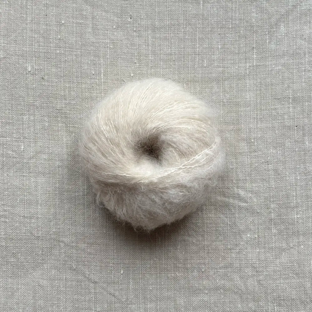 pelote de laine baby suri mérinos et soie à tricoter de la marque fonty, de couleur écrue