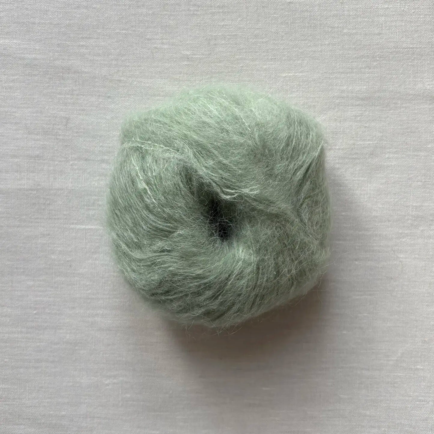 pelote de laine baby suri mérinos et soie à tricoter de la marque fonty, de couleur vert sauge