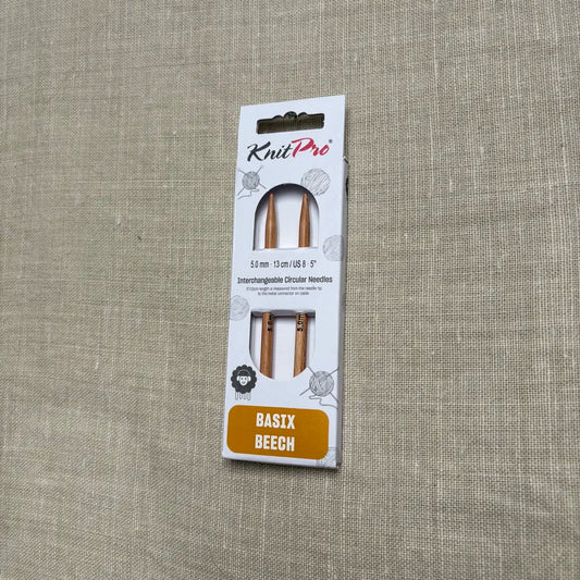 emballage d'aiguilles circulaires interchangeables taille 5 mm basix knit pro sur fond lin beige par tricotant