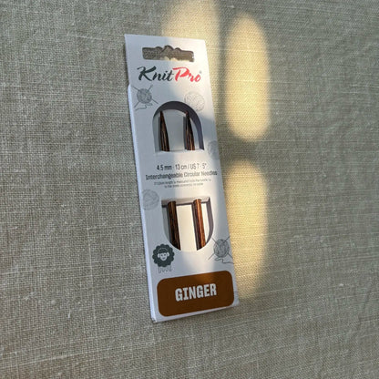 emballage d'aiguilles circulaires interchangeables taille 4.5 ginger knit pro sur fond lin beige avec rayon de soleil par tricotant