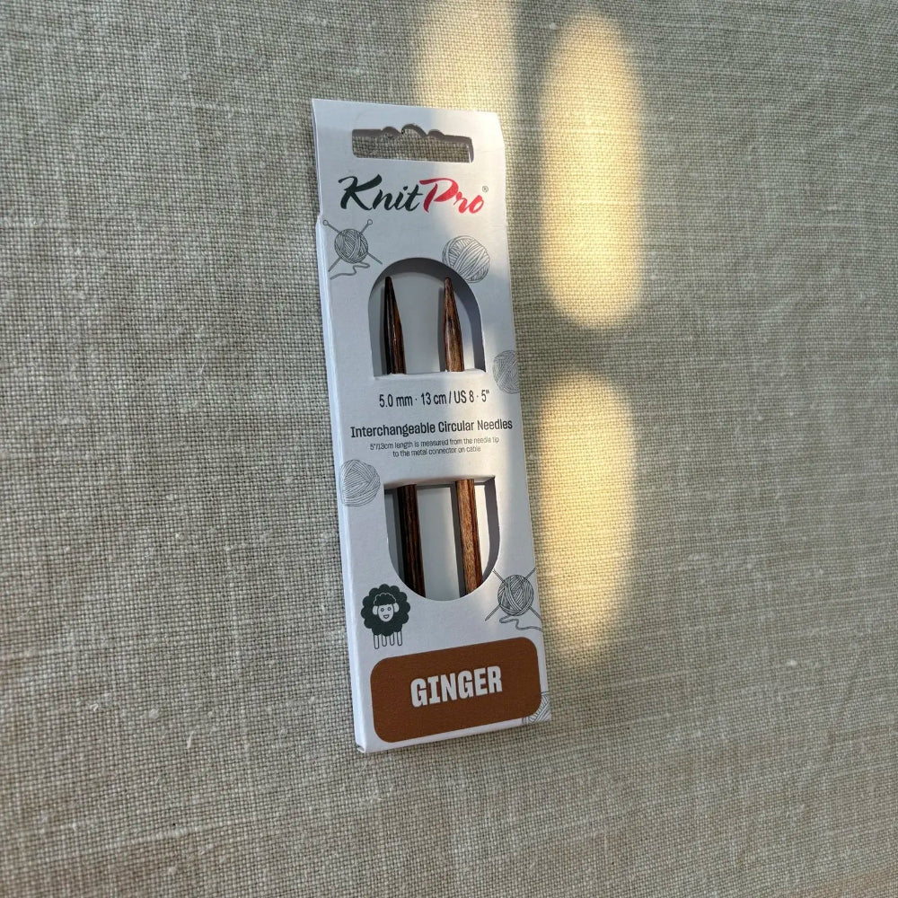 emballage d'aiguilles circulaires interchangeables taille 5 ginger knit pro sur fond lin beige avec rayon de soleil par tricotant