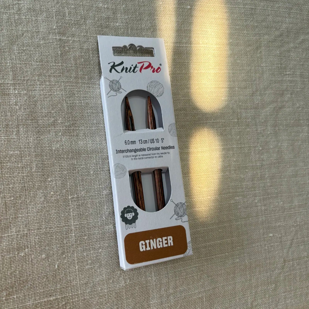 emballage d'aiguilles circulaires interchangeables taille 6 ginger knit pro sur fond lin beige avec rayon de soleil par tricotant
