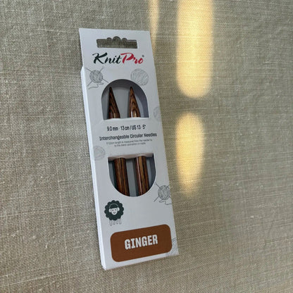 emballage d'aiguilles circulaires interchangeables taille 9 ginger knit pro sur fond lin beige avec rayon de soleil par tricotant
