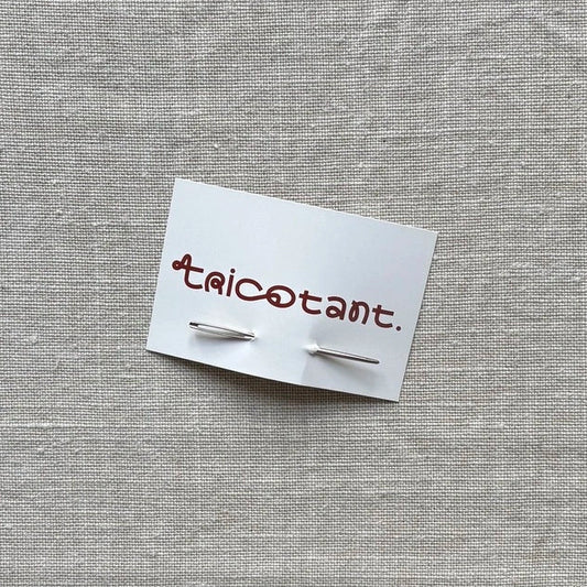 aiguille à laine piquée dans une carte de visite tricotant