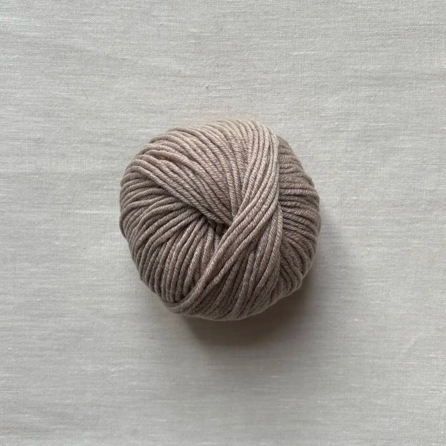 pelote de laine mérinos à tricoter de la marque fonty, de couleur grege