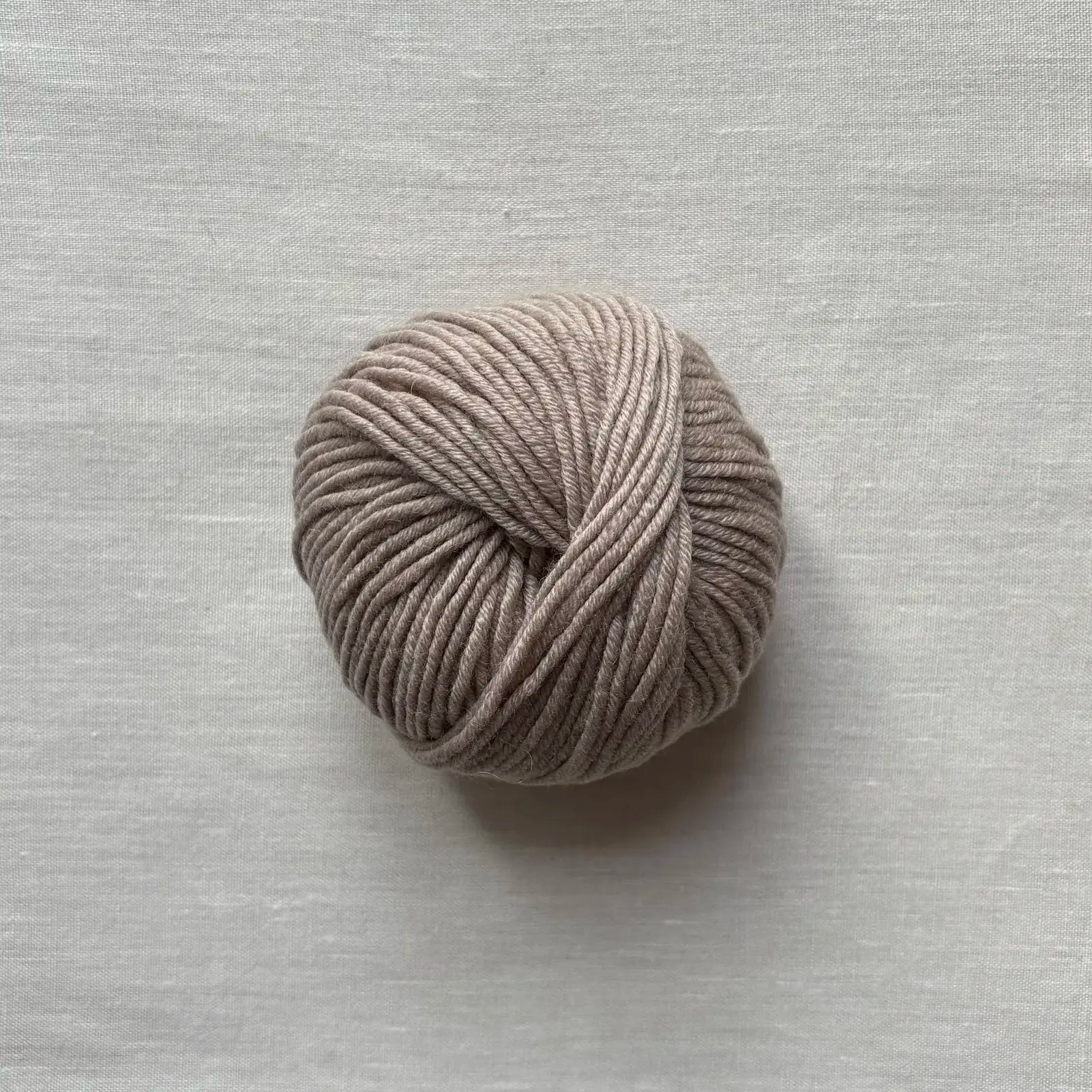 pelote de laine mérinos à tricoter de la marque fonty, de couleur grege