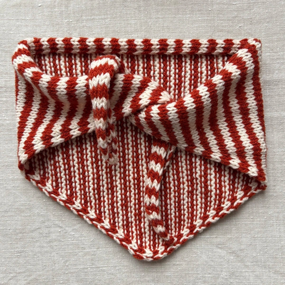 foulard triangulaire à rayures écru et rouille noué à l'avant