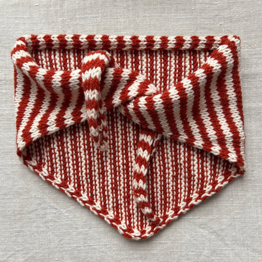 foulard triangulaire à rayures écru et rouille noué à l'avant