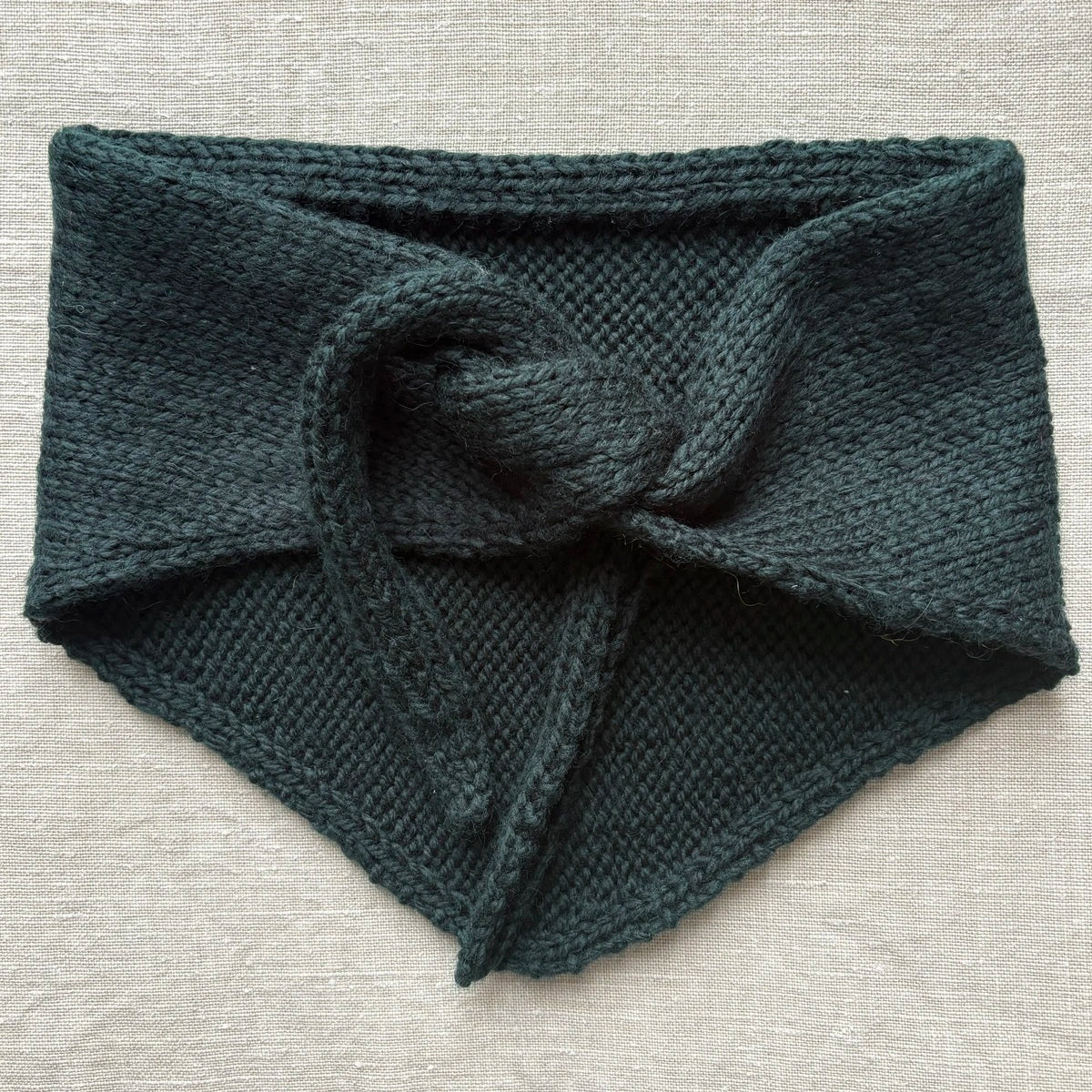 foulard triangulaire vert foncé noué à l'avant