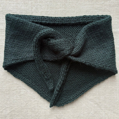 foulard triangulaire vert foncé noué à l'avant