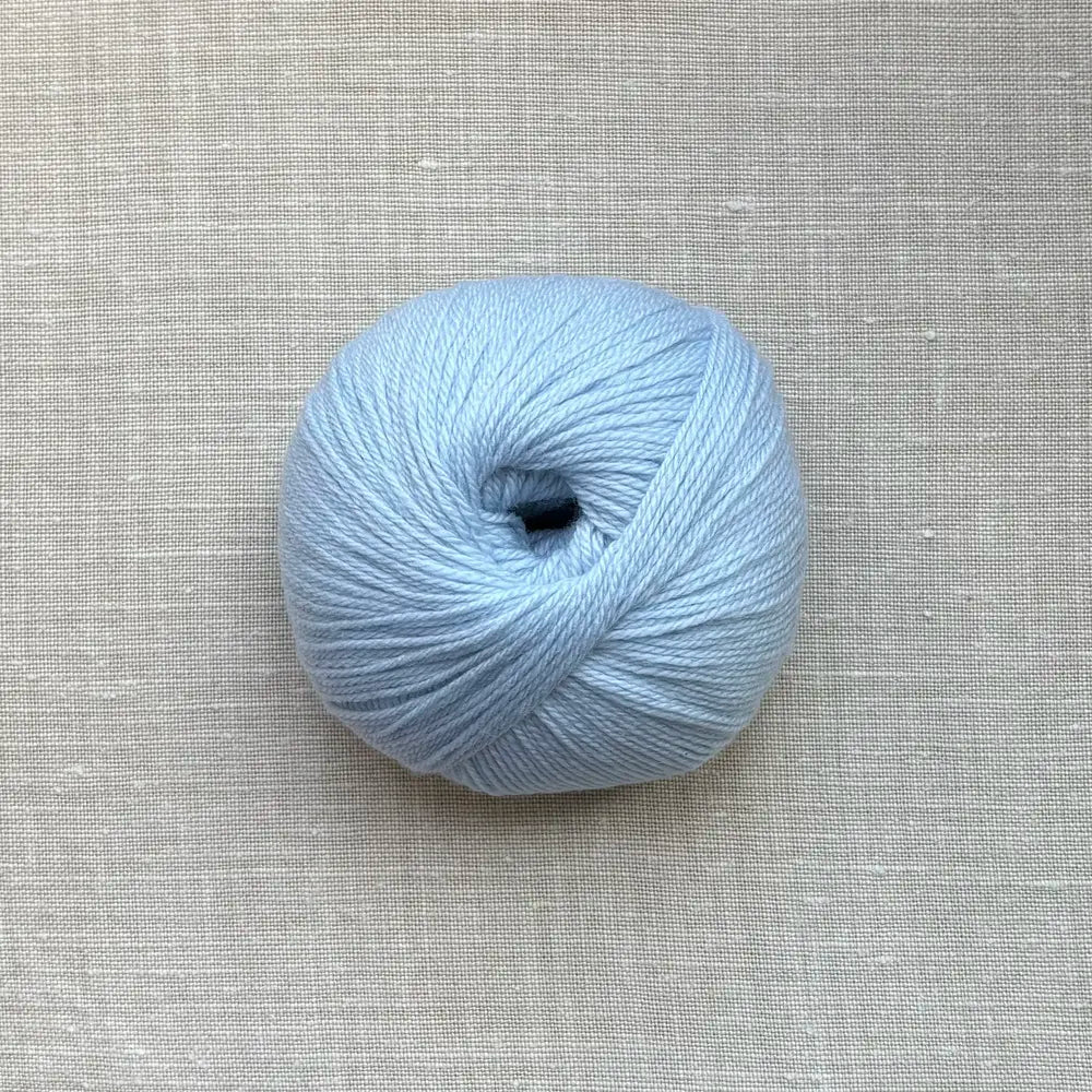 pelote de laine mérinos à tricoter de la marque fonty, de couleur bleu ciel par tricotant