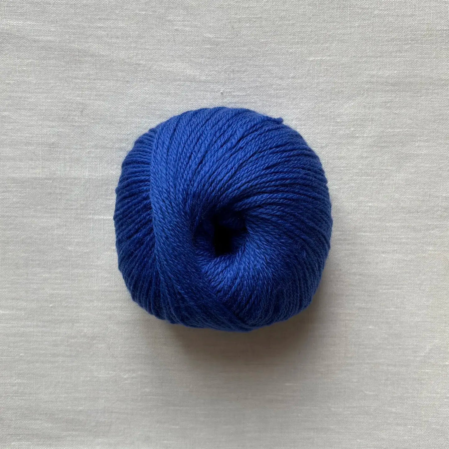 pelote de laine mérinos à tricoter de la marque fonty, de couleur bleu électrique