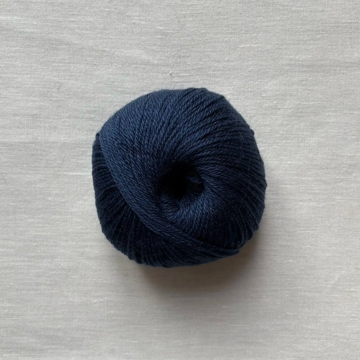 pelote de laine mérinos à tricoter de la marque fonty, de couleur bleu minéral