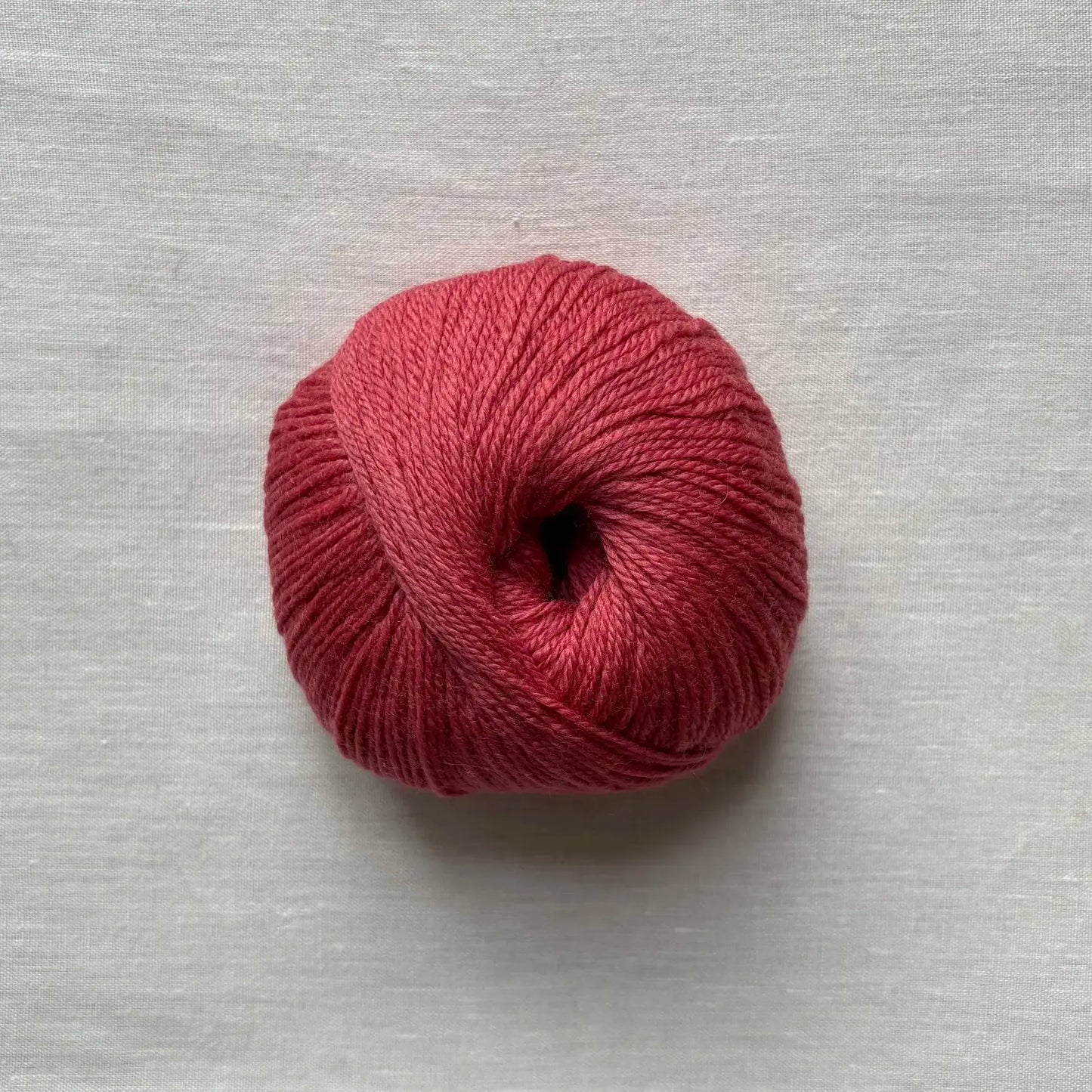 pelote de laine mérinos à tricoter de la marque fonty, de couleur framboise