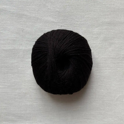 pelote de laine mérinos à tricoter de la marque fonty, de couleur noir profond