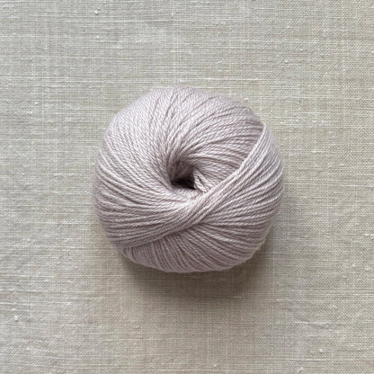 pelote de laine mérinos à tricoter de la marque fonty, de couleur rose argenté sur fond lin beige par tricotant