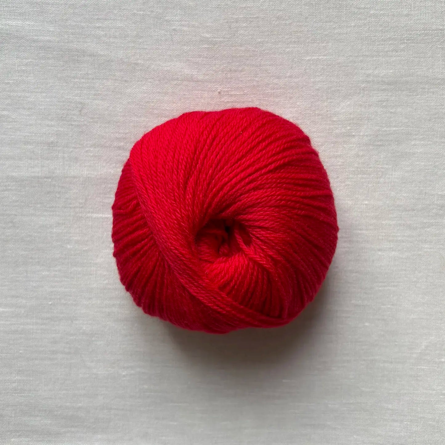 pelote de laine mérinos à tricoter de la marque fonty, de couleur rouge vif