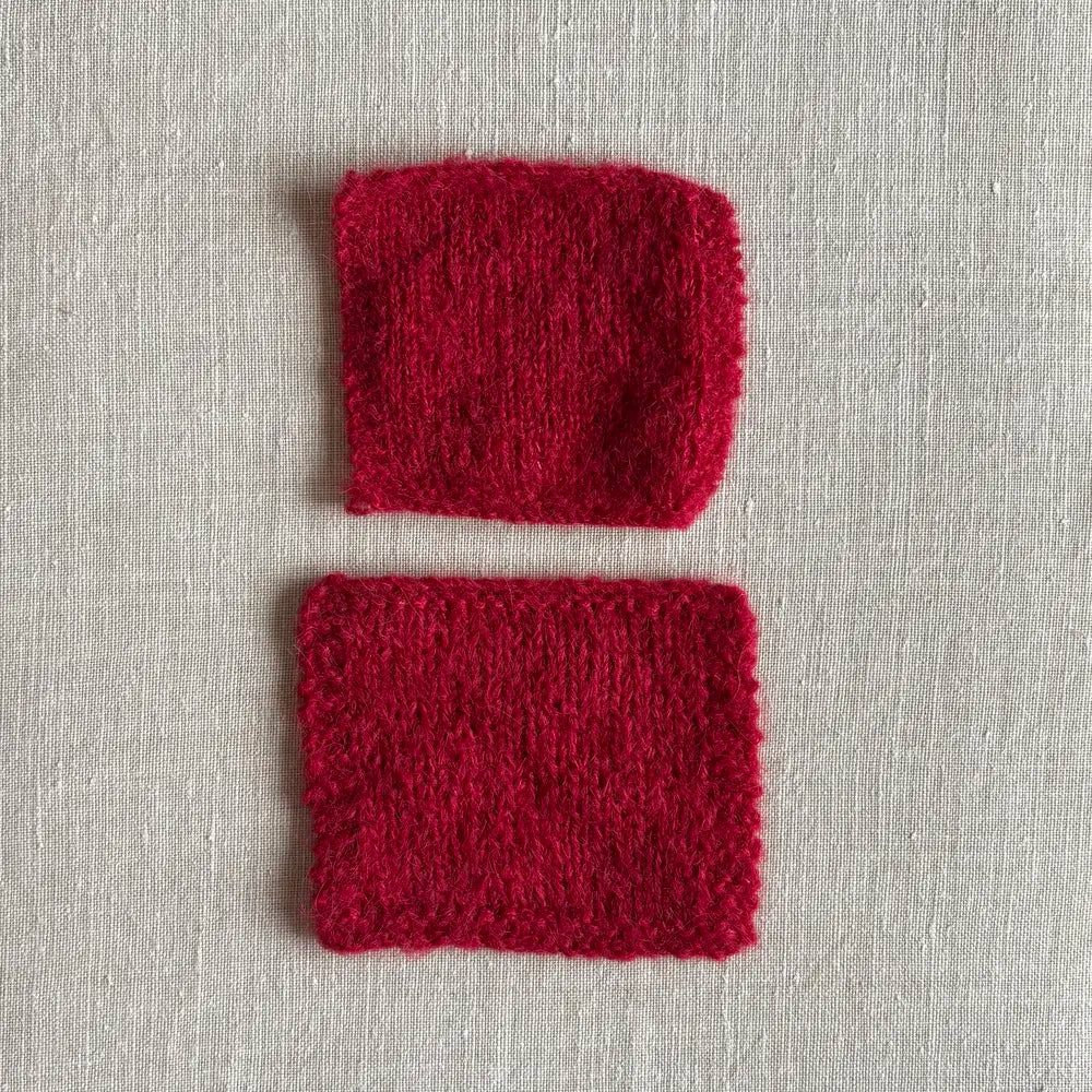 2 échantillons (1 brin et 2 brin) tricotés de laine baby suri Saperlipopette coloris fraise écrasée de Fonty – boutique Tricotant, vue de dessus sur fond lin