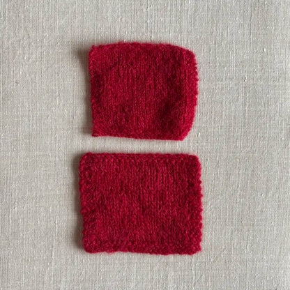 2 échantillons (1 brin et 2 brin) tricotés de laine baby suri Saperlipopette coloris fraise écrasée de Fonty – boutique Tricotant, vue de dessus sur fond lin