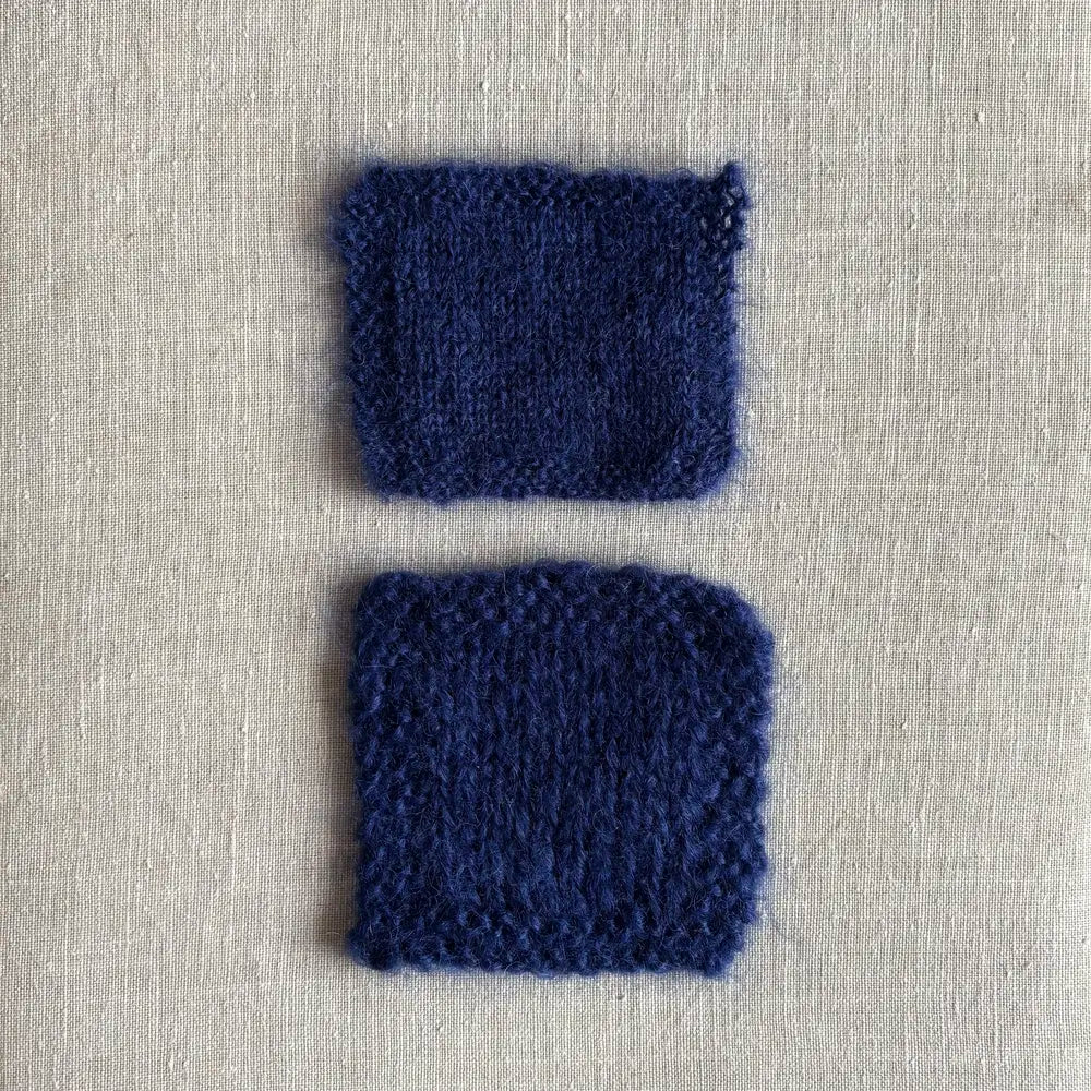 2 échantillons (1 brin et 2 brin) tricotés de laine mohair Ombelle coloris bleu marine de Fonty – boutique Tricotant, vue de dessus sur fond lin