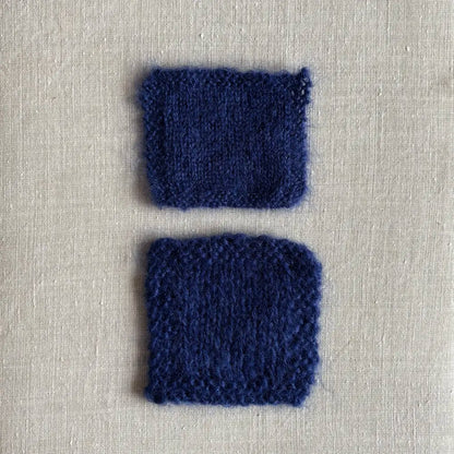 2 échantillons (1 brin et 2 brin) tricotés de laine mohair Ombelle coloris bleu marine de Fonty – boutique Tricotant, vue de dessus sur fond lin