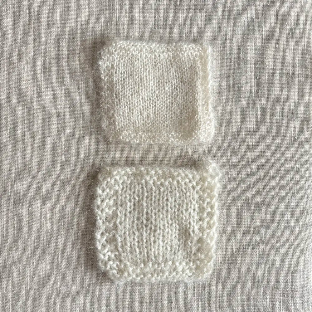 2 échantillons (1 brin et 2 brin) tricotés de laine mohair Ombelle coloris écru de Fonty – boutique Tricotant, vue de dessus sur fond lin