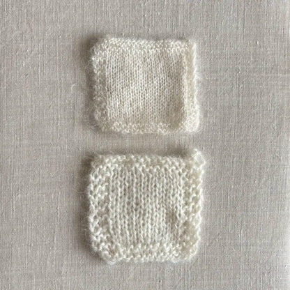 2 échantillons (1 brin et 2 brin) tricotés de laine mohair Ombelle coloris écru de Fonty – boutique Tricotant, vue de dessus sur fond lin