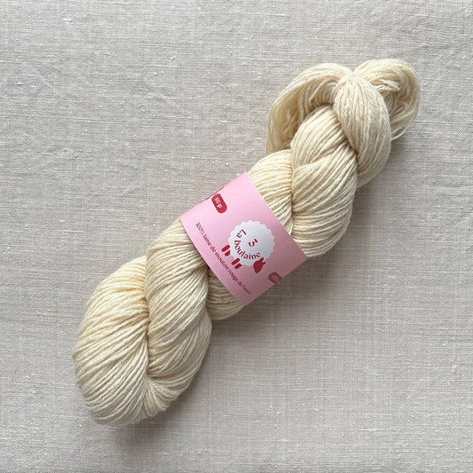 écheveau de laine rouge de l'ouest à tricoter en 3 mm posé sur du lin