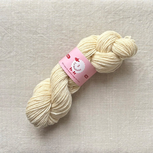 écheveau de laine rouge de l'ouest à tricoter en 5 mm posé sur du lin