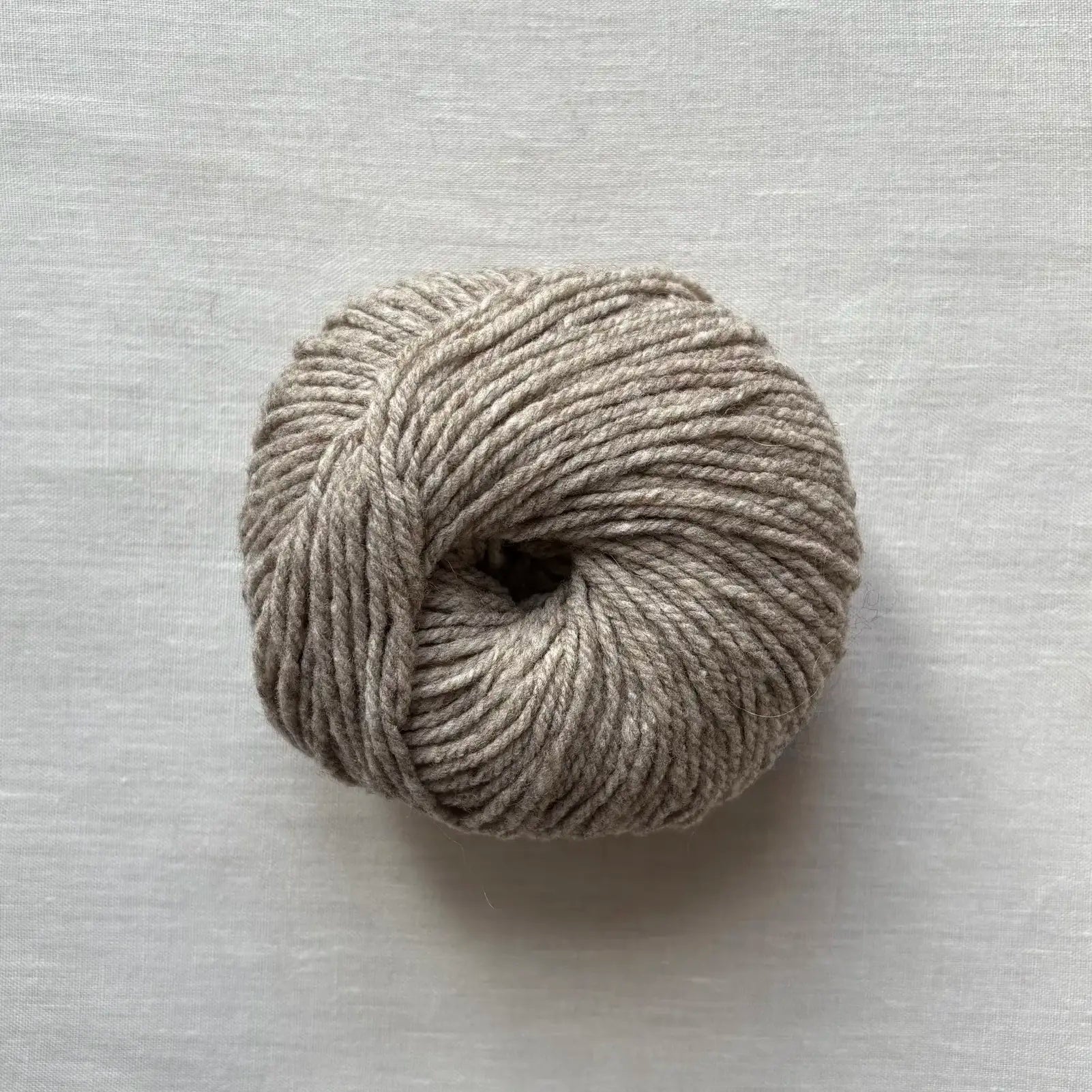 pelote de laine française et portugaise à tricoter de la marque fonty, de couleur beige chiné