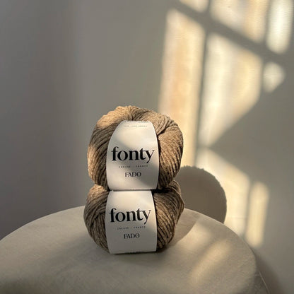 pelotes de laine mérinos fado posées l'une sur l'autre