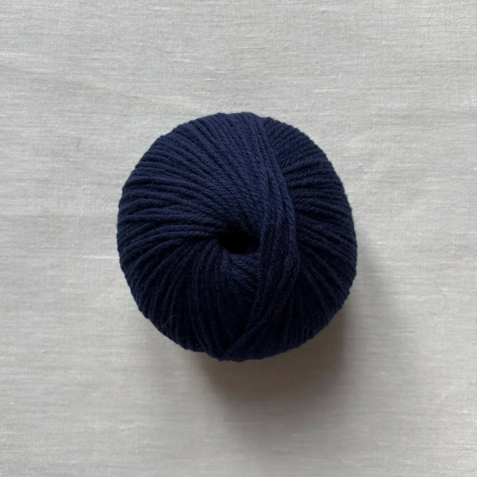 pelote de laine mérinos à tricoter de la marque laines du valgaudemar, de couleur bleu marine par tricotant