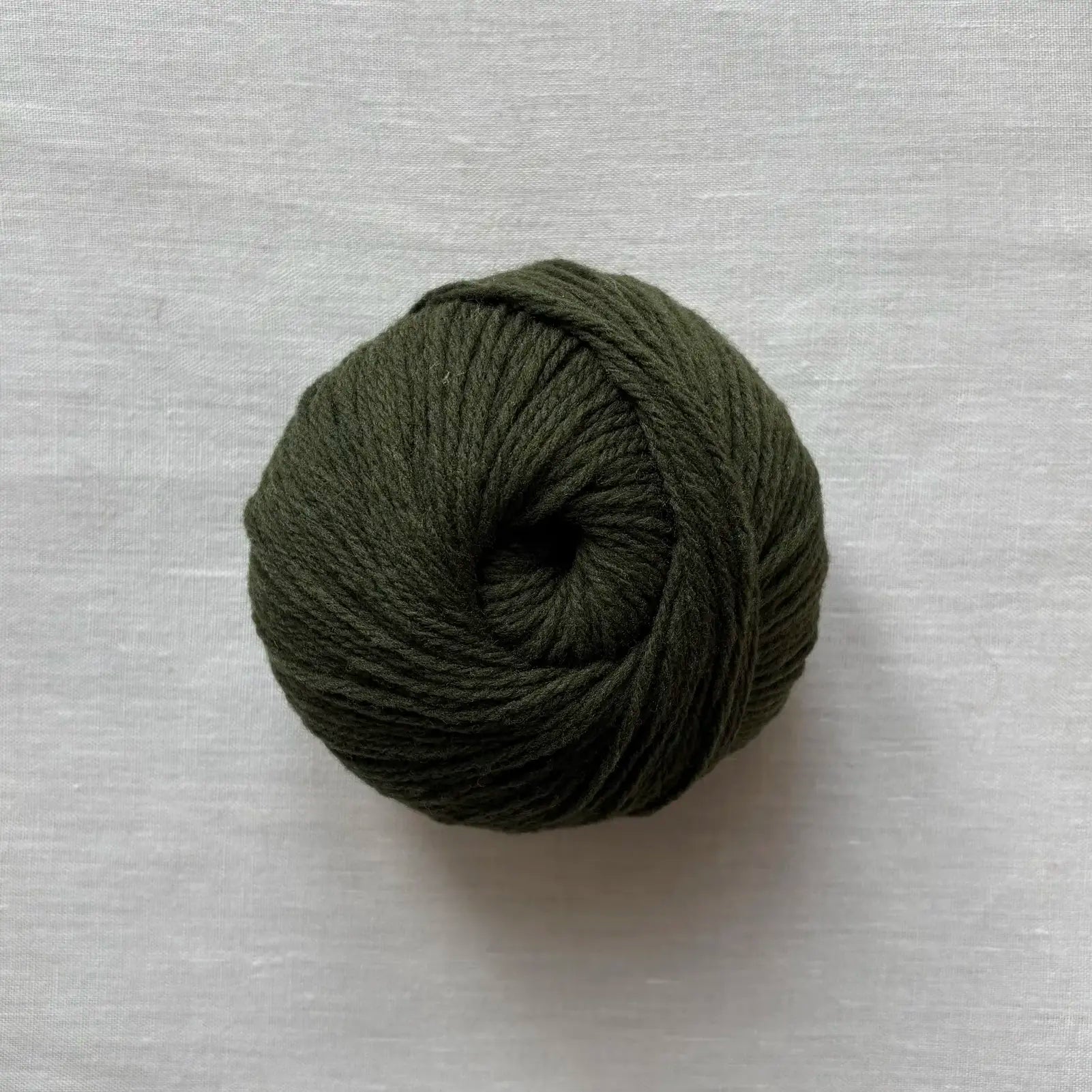 pelote de laine mérinos à tricoter de la marque laines du valgaudemar, de couleur kaki par tricotant