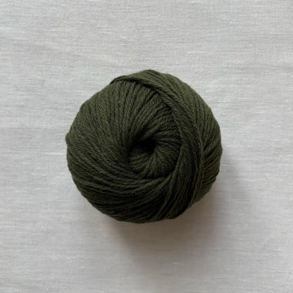 pelote de laine mérinos à tricoter de la marque laines du valgaudemar, de couleur kaki par tricotant