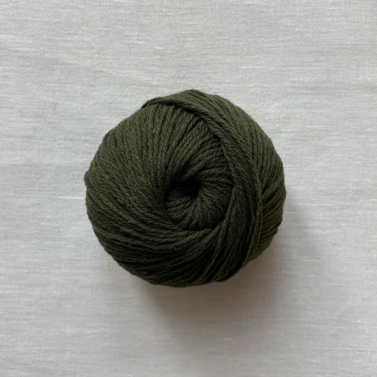 pelote de laine mérinos à tricoter de la marque laines du valgaudemar, de couleur kaki par tricotant