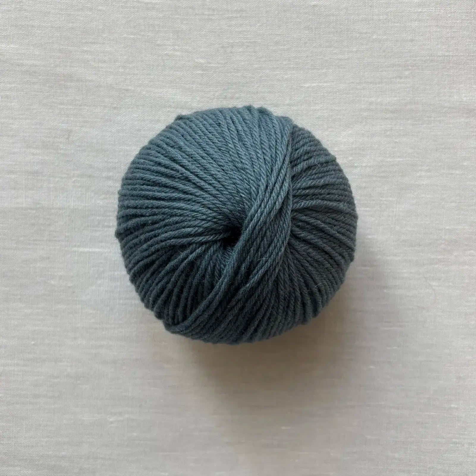 pelote de laine et mohair à tricoter de la marque laines du valgaudemar, de couleur bleu gris par tricotant