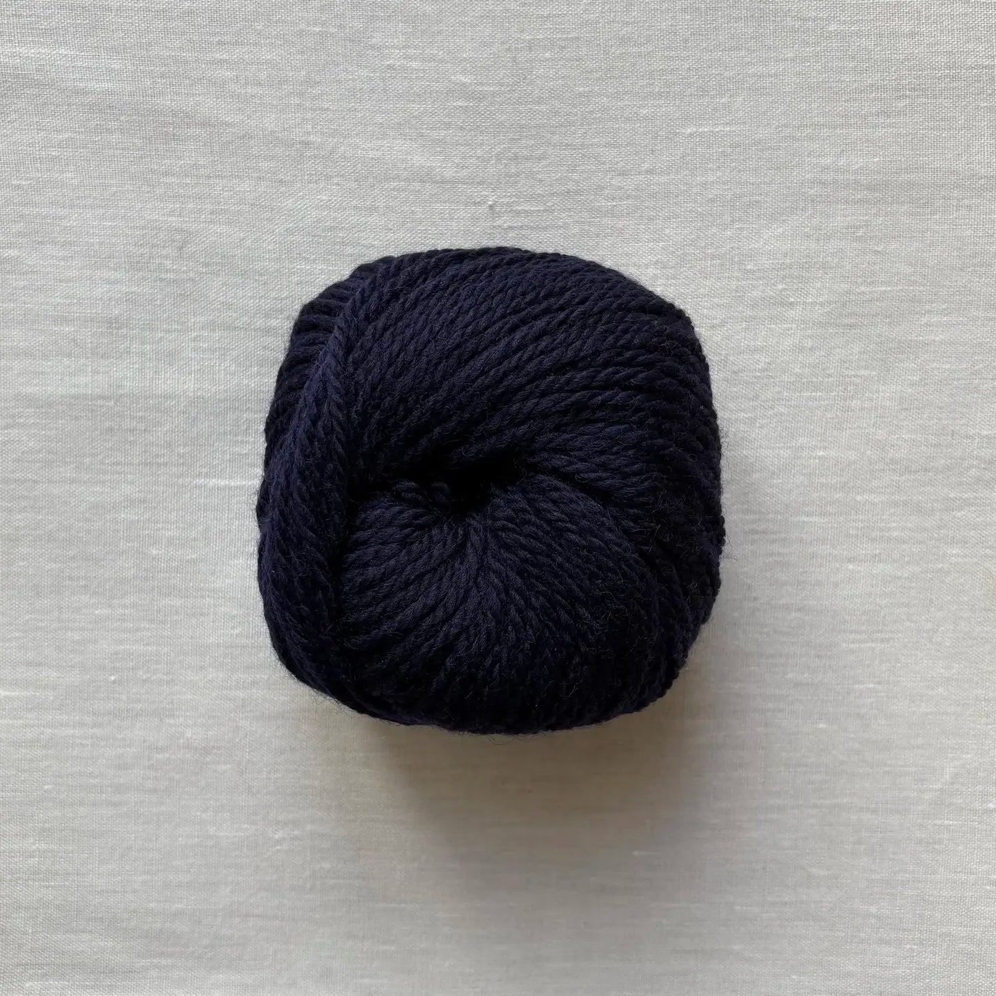 pelote de laine mérinos numéro 5 à tricoter de la marque fonty, de couleur bleu marine