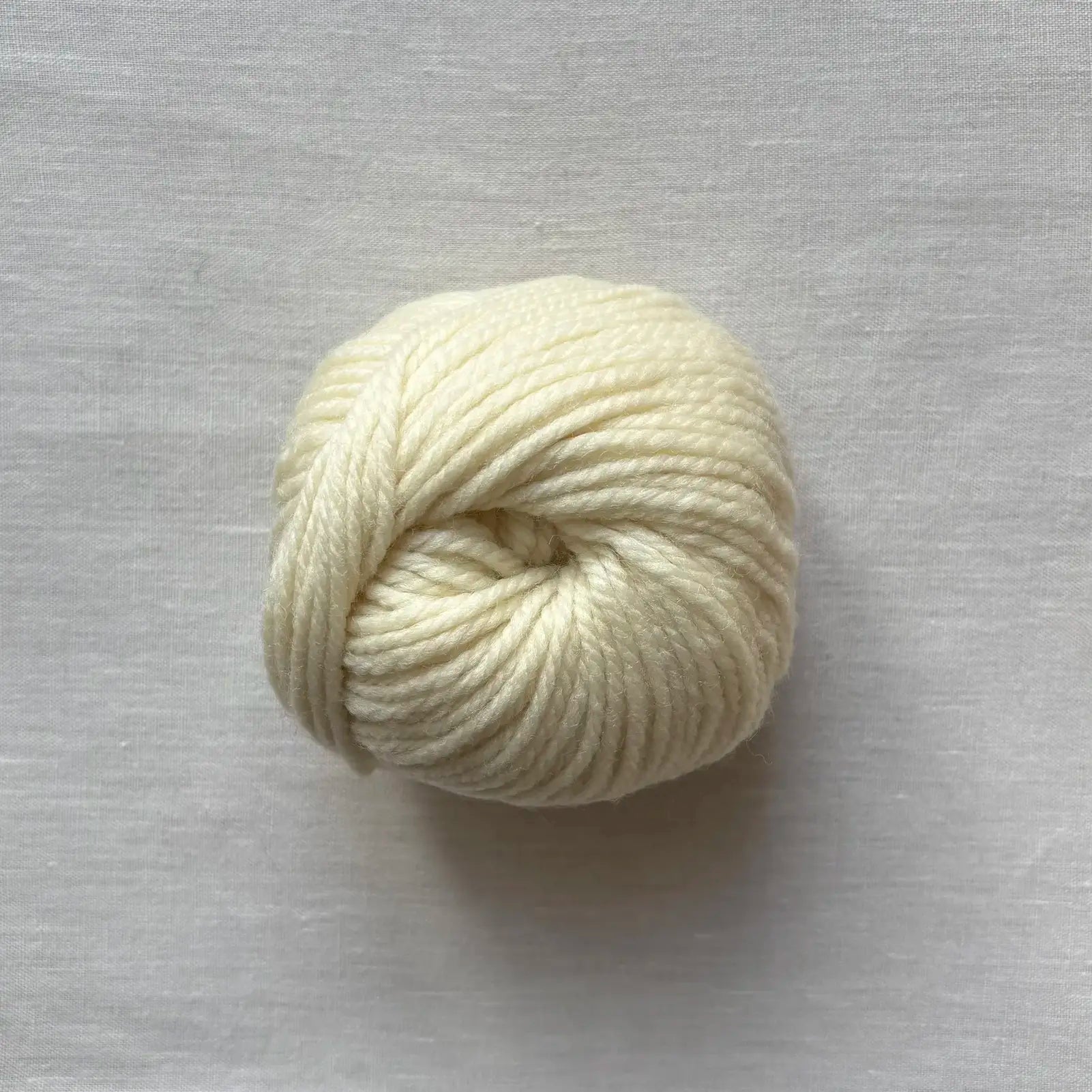 pelote de laine mérinos numéro 5 à tricoter de la marque fonty, de couleur écrue