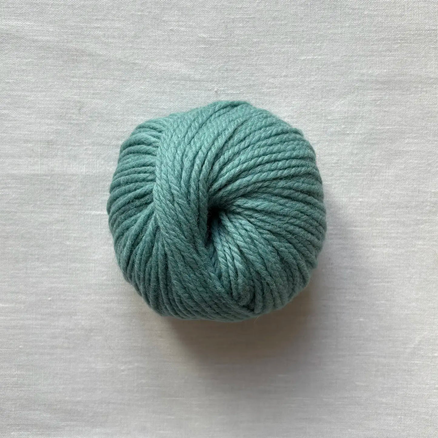 pelote de laine mérinos numéro 5 à tricoter de la marque fonty, de couleur vert d'eau