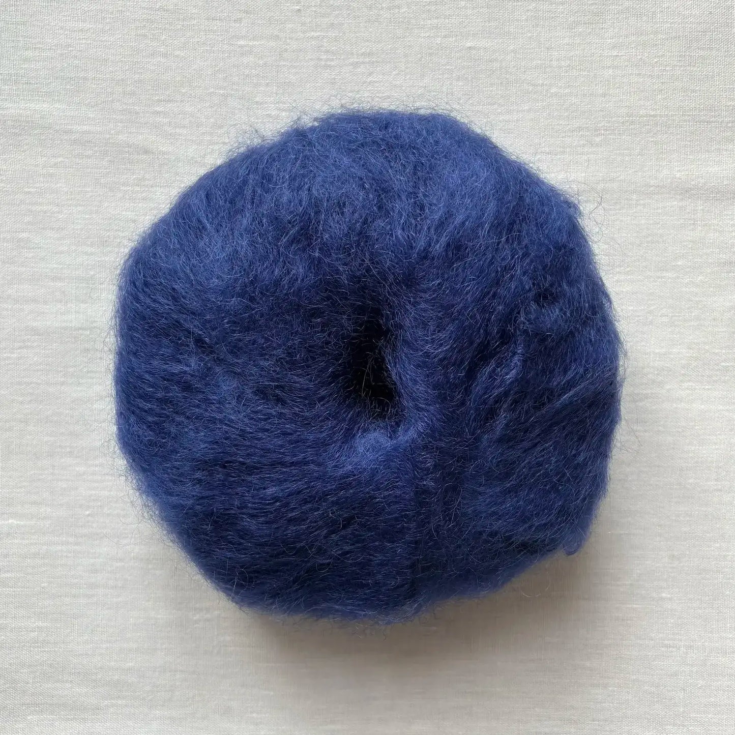 pelote de laine mohair à tricoter de la marque fonty, de couleur bleu marine