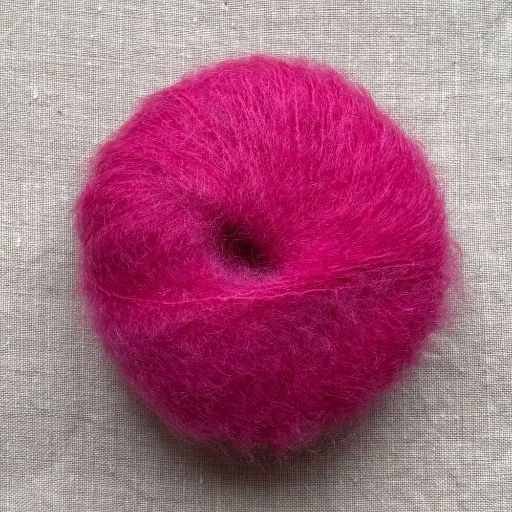 pelote de laine mohair à tricoter de la marque fonty, de couleur rose fluo magenta sur fond de lin beige