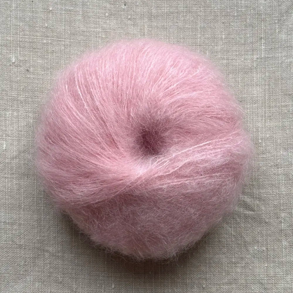 pelote de laine mohair à tricoter de la marque fonty, de couleur rose pâle sur fond de lin beige