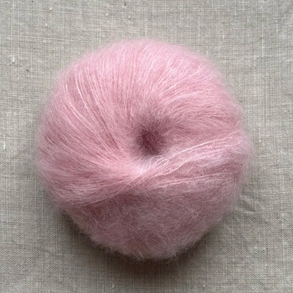 pelote de laine mohair à tricoter de la marque fonty, de couleur rose pâle sur fond de lin beige